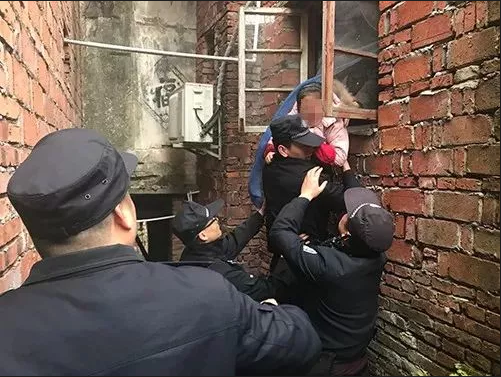 一家人回即将拆迁的老宅拍全家福 突然房子塌了_资讯频道_凤凰网.png